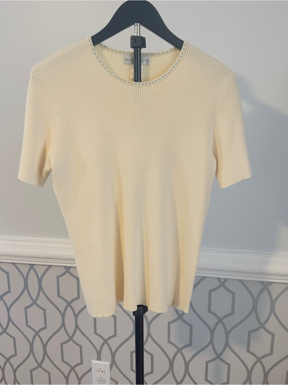 NWT Garfield & Marks Womans SZ L Cream Ribbed Short-Sleeve Top Blue Trim